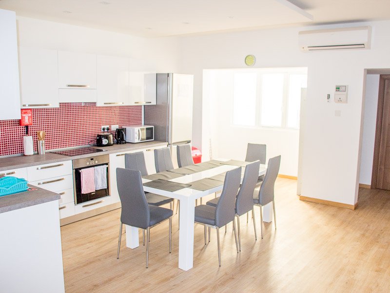 language-school-apartment-accommodation-kitchen-dining